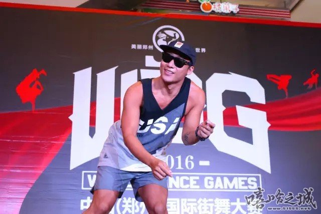 2016年,在中国郑州街舞大赛广州赛区上担任Hiphop裁判的亮亮(图片来自网络)