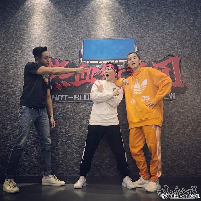 《热血街舞团》杨凯与陈伟霆、鹿晗合照(图片来自个人微博)